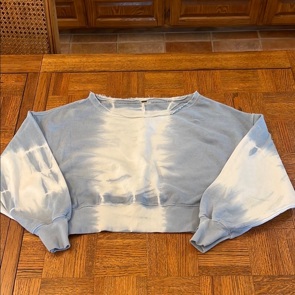 Free People Blue white Cropped tie dye clouds Boxy Sweatshirt small - Picture 1 of 4